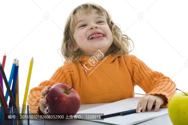 漂亮的小女孩用鉛筆