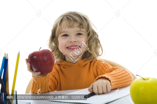 漂亮的小女孩用鉛筆