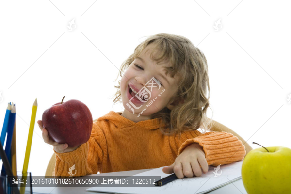 漂亮的小女孩用鉛筆