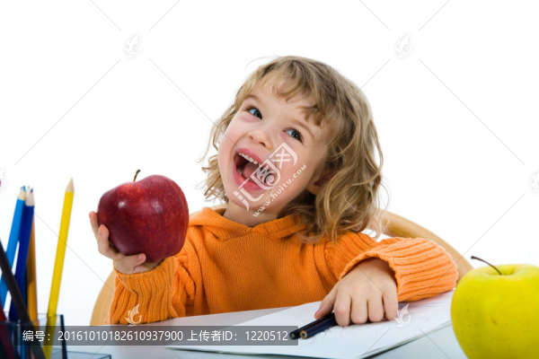 漂亮的小女孩用鉛筆