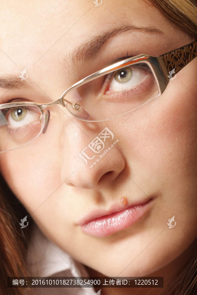 年輕女子在眼鏡抬頭