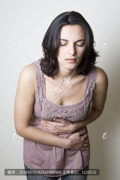胃痛的女人