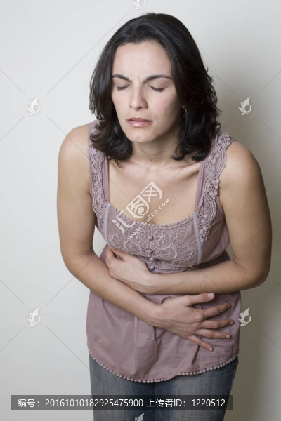 胃痛的女人