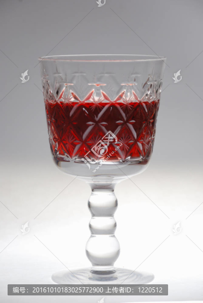 腳杯紅葡萄酒比白