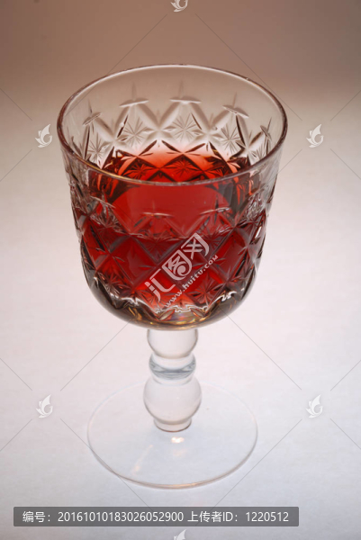 腳杯紅葡萄酒比白