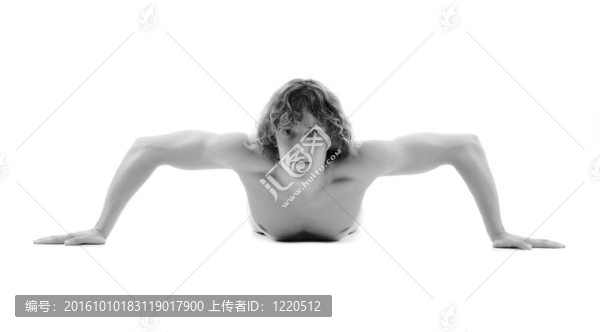 地板上的漂亮的男人