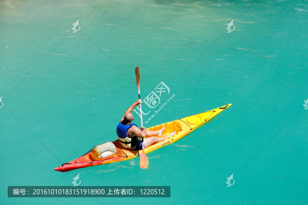 活躍的夏季節(jié)日；圣克洛伊島湖；LES三峽du,Verdon；普羅旺斯；法國(guó)
