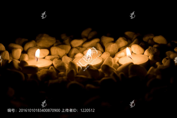 一些石頭上的蠟燭
