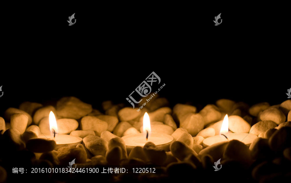 一些石頭上的蠟燭
