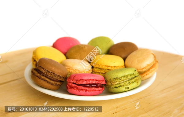 傳統(tǒng)法國(guó)甜點(diǎn)。在一個(gè)板塊向五彩蛋白杏仁甜餅餅干