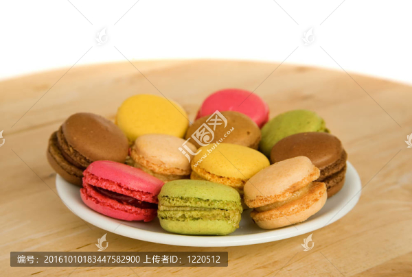 傳統(tǒng)法國甜點。在一個板塊向五彩蛋白杏仁甜餅餅干