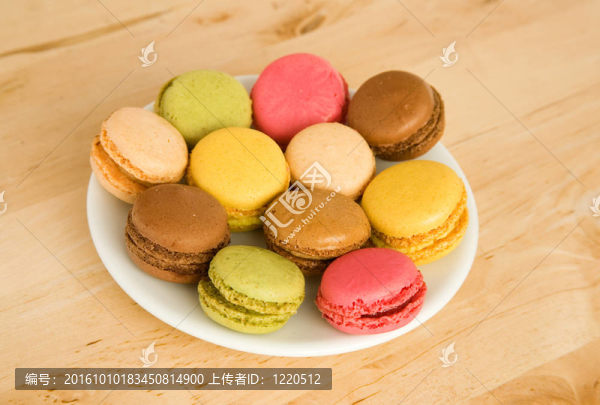 傳統(tǒng)法國甜點(diǎn)。在一個(gè)板塊向五彩蛋白杏仁甜餅餅干