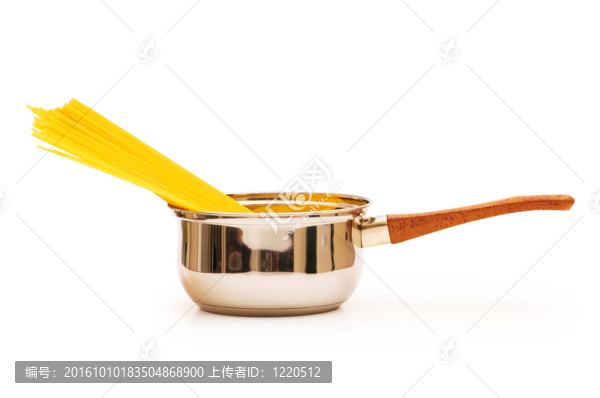 白色背景上的意大利面鍋