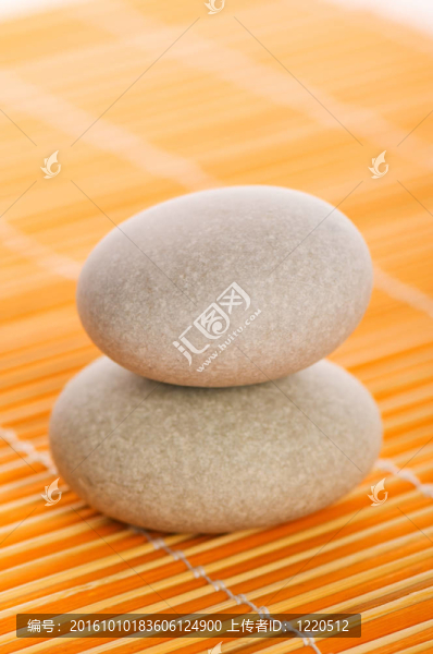 疊加模糊背景的SPA鵝卵石