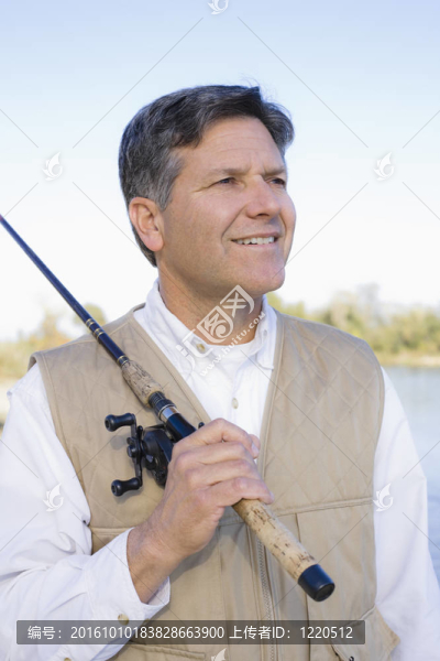 站著釣魚竿的男人