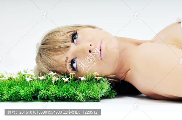 女人臉上的草