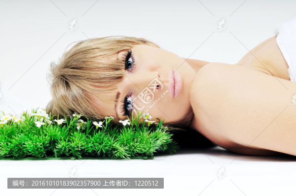 女人臉上的草