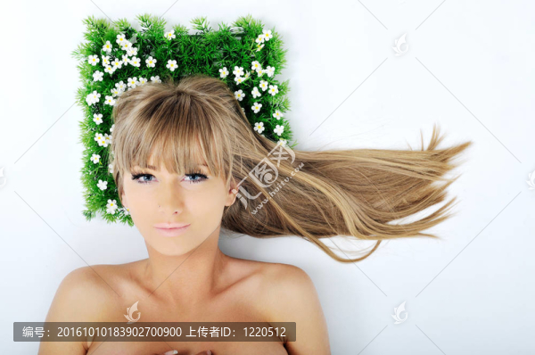女人臉上的草