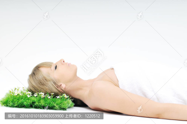 女人臉上的草