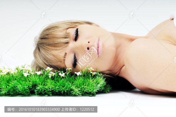 女人臉上的草