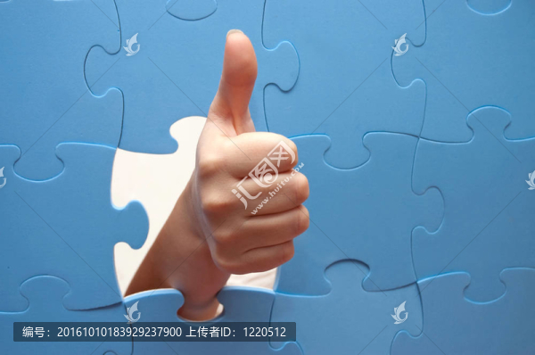一只手和拼圖的大手指