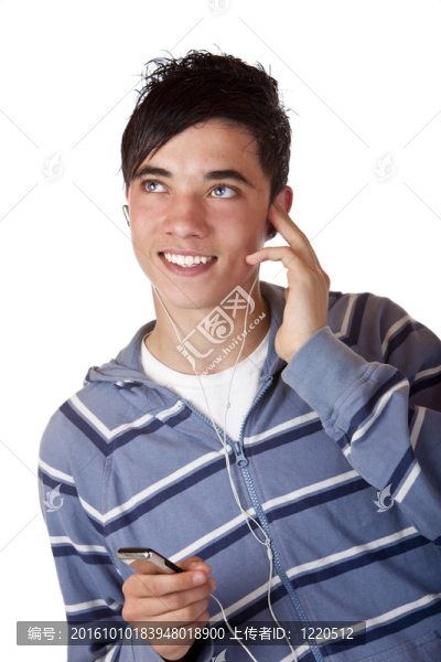可愛的年輕男性聽MP3音樂的特寫