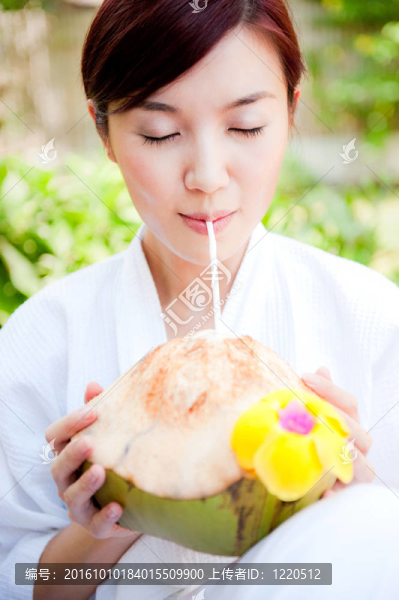 女人喝椰子