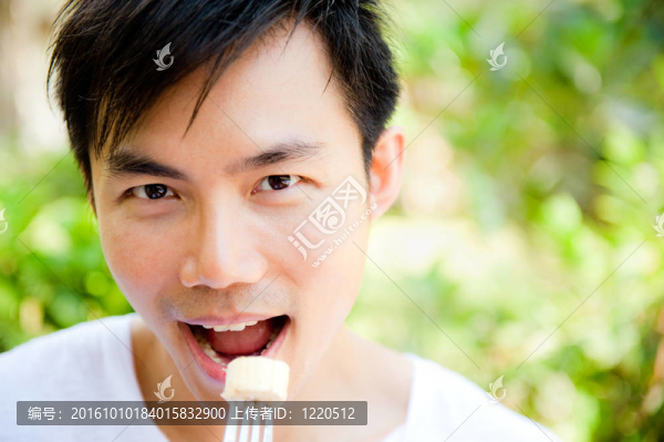 男人吃水果