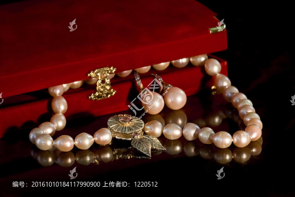 耳環(huán)和粉色珍珠項鏈