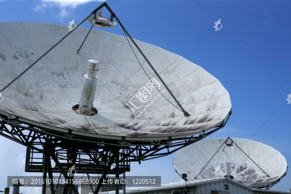 天線衛(wèi)星天線在藍天上空