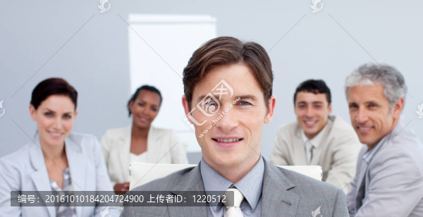 自信的商人在一個會議