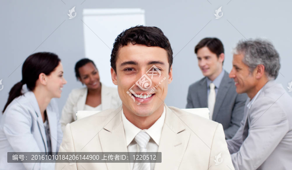 一個(gè)有吸引力的busienssman開(kāi)會(huì)微笑的畫(huà)像