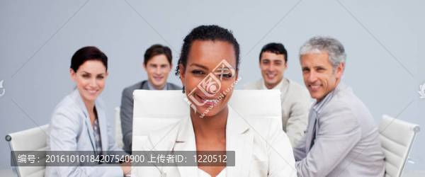 非裔美國女商人在一個會議上微笑