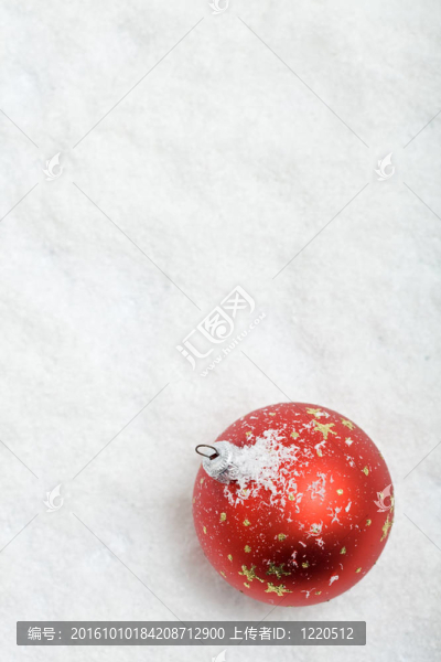 雪的背景上的紅色圣誕球