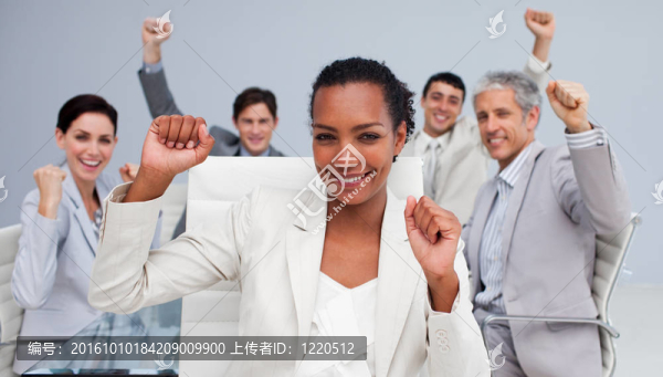 一個成功的經(jīng)理和他的團隊慶祝