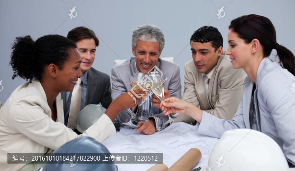 用香檳慶祝成功的建筑師團(tuán)體