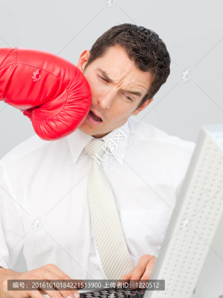 一個(gè)被困在他的臉上的商人