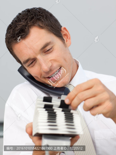 微笑的商人在電話和咨詢卡持有人