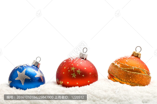在雪地里五顏六色的圣誕裝飾品