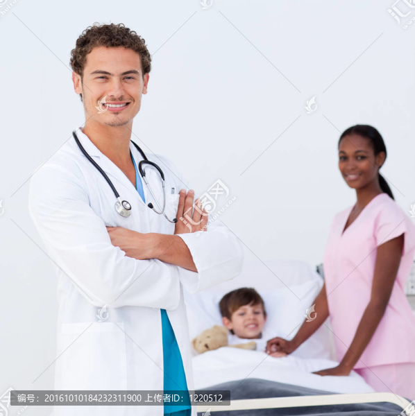 自信的兒科醫(yī)生和護士正在照顧一個孩子