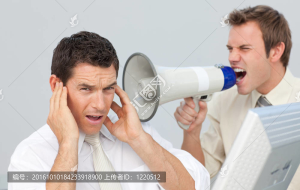 商人通過擴音器喊他的同事
