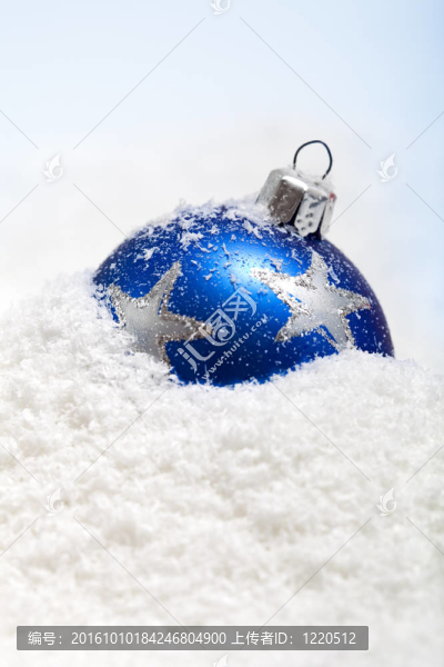 一個藍(lán)色的圣誕玩具在雪中