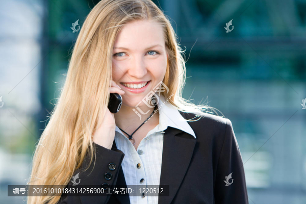 手機(jī)上的金發(fā)女人