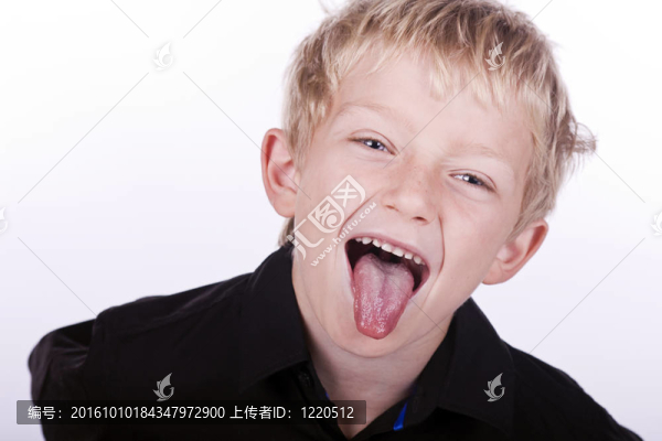 男孩伸出舌頭