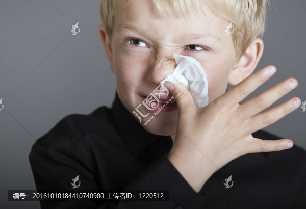 年輕的金發(fā)男孩感冒和組織