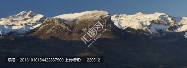 比利牛斯山的全景