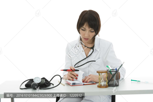 年輕的醫(yī)生用聽診器