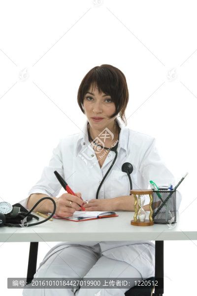 年輕的醫(yī)生用聽診器