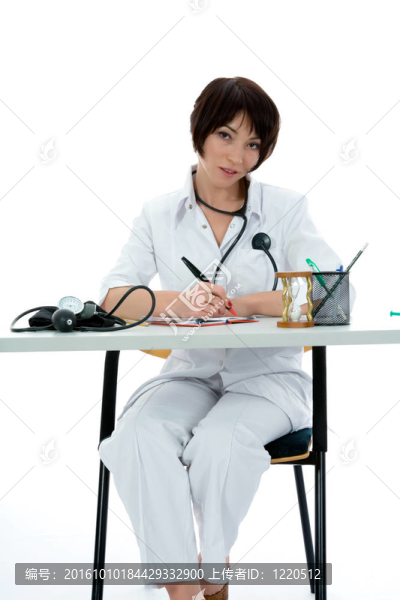年輕的醫(yī)生用聽診器