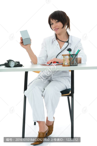 年輕的醫(yī)生用聽診器